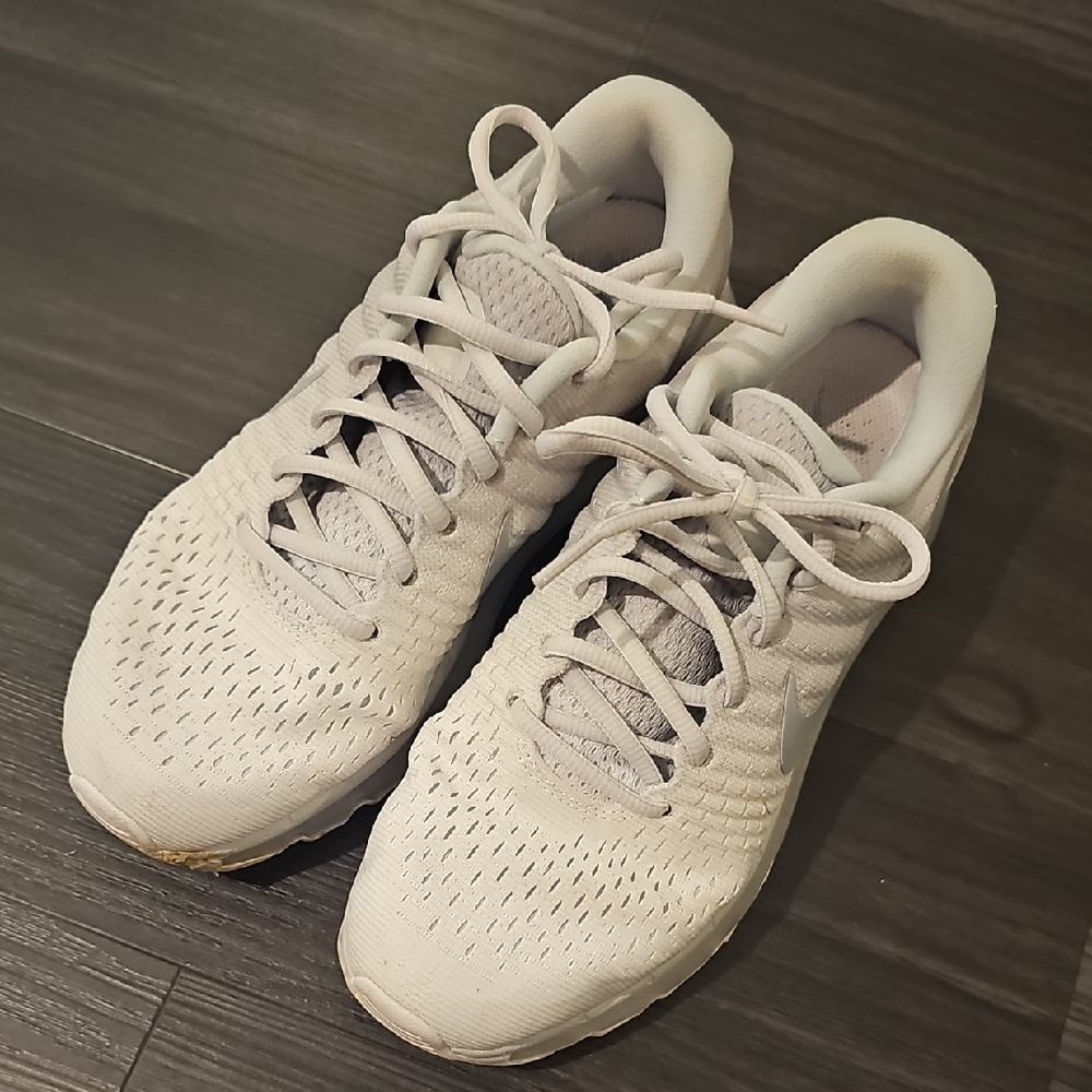 Nike White Athletic Shoes Sleek Modern Design